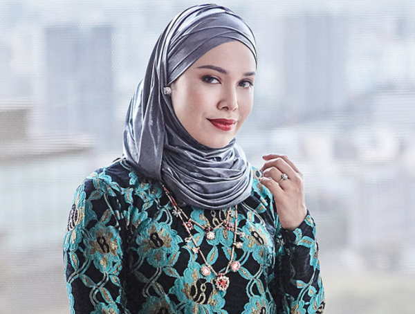 Hijab brokat dengan nuansa glamor
